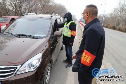 王正杰在社区检查点排查进出车辆