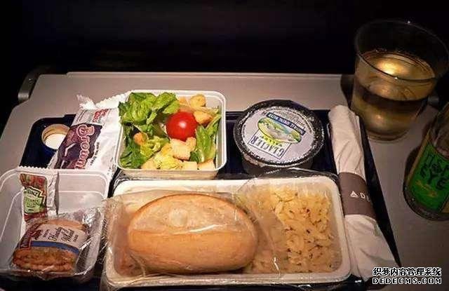 各国“飞机餐”,中国丰盛,美国热量高,看到印度:没食欲了