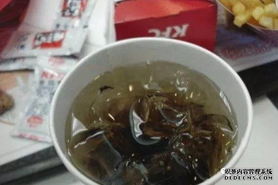 自己冻的冰块是白的,为啥肯德基的是透明的?网友看后:原来如此