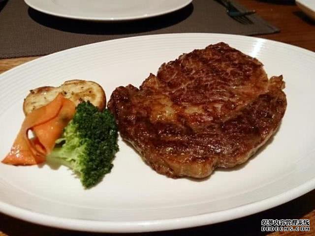 外国人:为什么我吃西餐一块牛排就饱,在中国却吃不饱