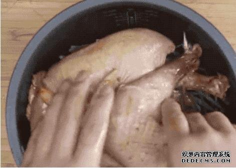 老婆把整只鸡直接扔进电饭锅，不放一滴水和油，出锅后我吃嗨了