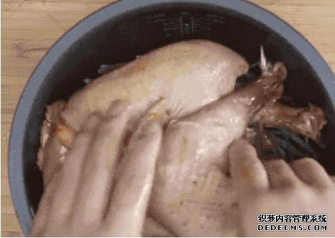 老婆把整只鸡直接扔进电饭锅,不放一滴水和油,出锅后我吃嗨了