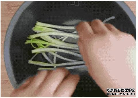 老婆把整只鸡直接扔进电饭锅,不放一滴水和油,出锅后我吃嗨了