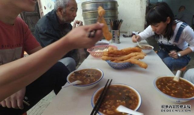 胡辣汤中的“法拉利”,18元一碗,生意火爆,食客:吃得心满意足