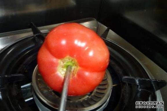 西红柿去皮别在用开水烫了，教你2招，只需10秒，一撕就掉
