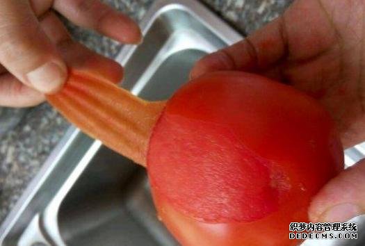 西红柿去皮别在用开水烫了，教你2招，只需10秒，一撕就掉