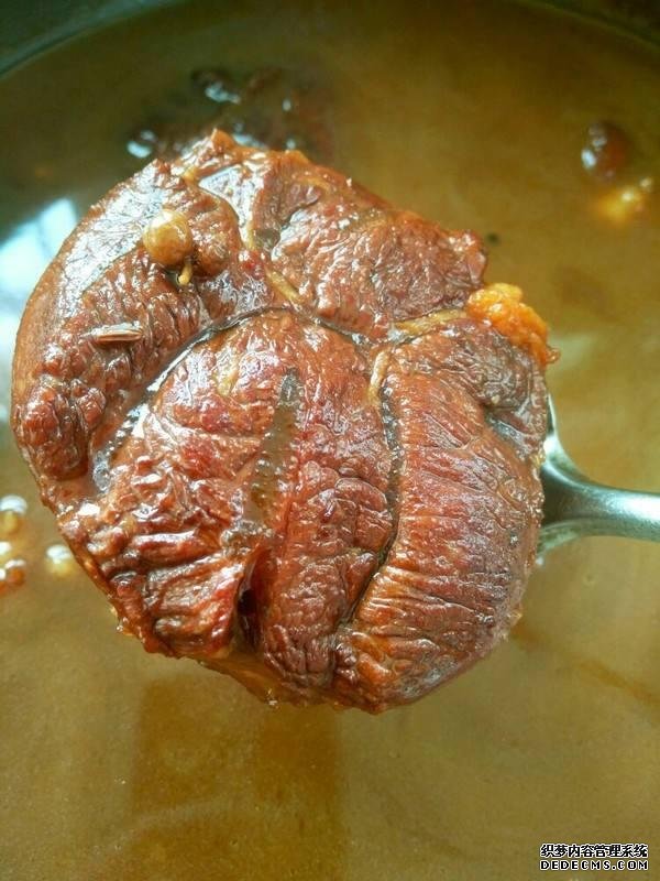 做卤牛肉时,学会这3招,牛肉不散入味,好吃不厌!