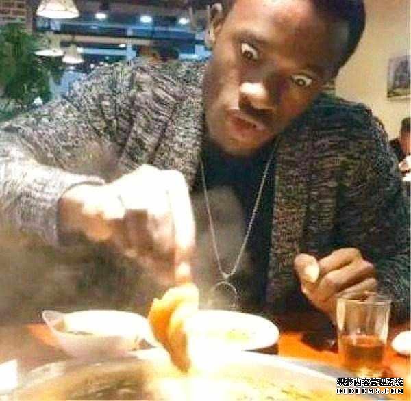 非洲小伙来中国吃涮锅，上桌点40份肥牛超过瘾，结账时黑脸变铁青