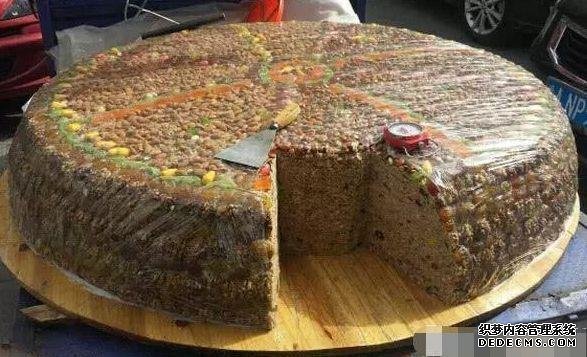 老外在中国买切糕,只想买10块钱的,老板懵了:还有这样的买法?