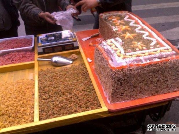 老外在中国买切糕,只想买10块钱的,老板懵了:还有这样的买法?
