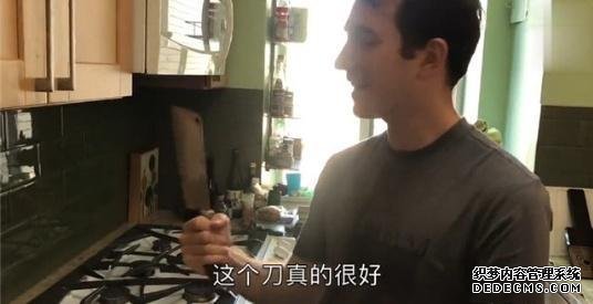 厨艺比拼:中国厨师拿出一把菜刀,而米其林大厨笑着拿出背包