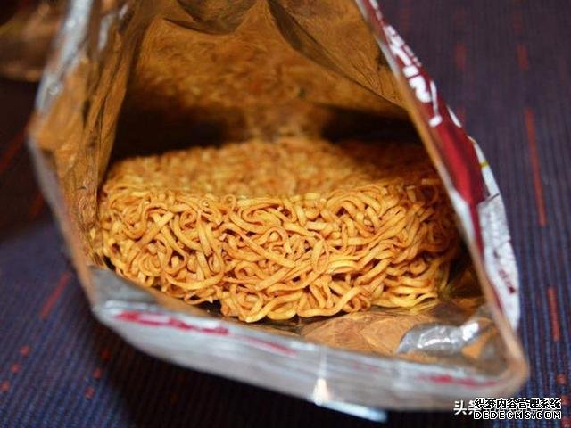 日本朋友想出懒人泡面法,有人试着泡了一袋,场面搞笑差点失控
