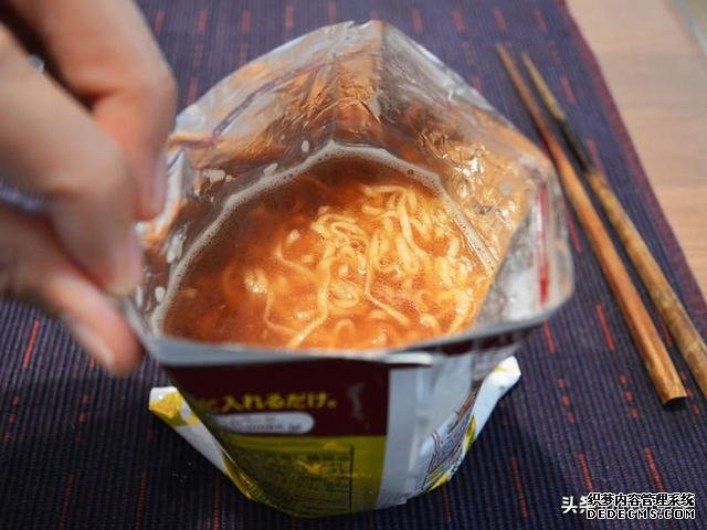 日本朋友想出懒人泡面法,有人试着泡了一袋,场面搞笑差点失控