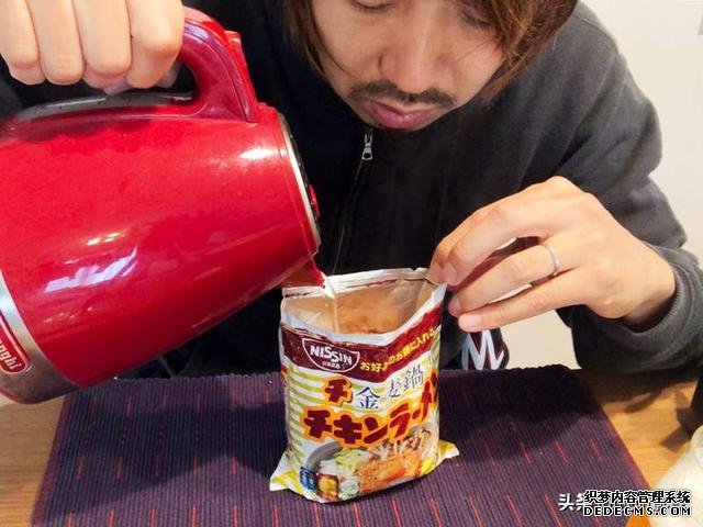 日本朋友想出懒人泡面法,有人试着泡了一袋,场面搞笑差点失控