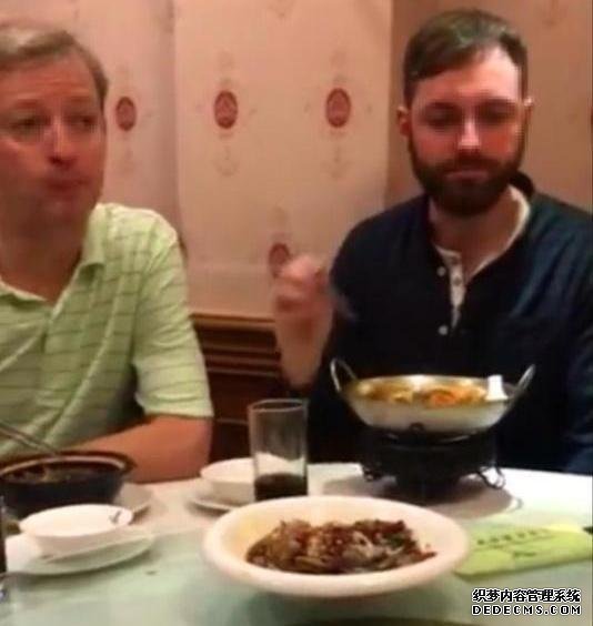 老外首次吃中国菜,9人点9道菜,看到他们的吃法,服务员一脸懵逼