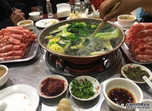 火锅店差点倒闭,老板一拍脑袋想个点子,每天晚上店门口都排长队
