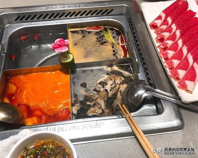 火锅店差点倒闭,老板一拍脑袋想个点子,每天晚上店门口都排长队