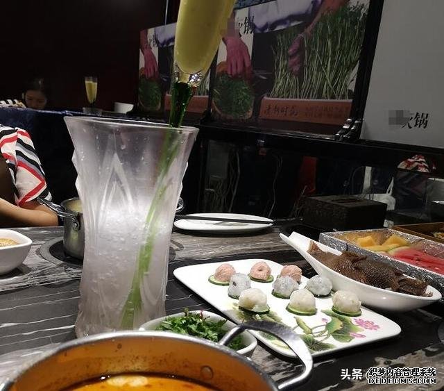 火锅店差点倒闭,老板一拍脑袋想个点子,每天晚上店门口都排长队