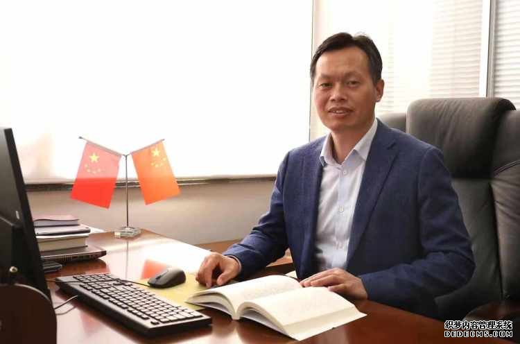直面疫情·校长访谈|青岛二中分校校长严贤付：发挥互联网+教学优势，开展“一生一策”个性化辅导