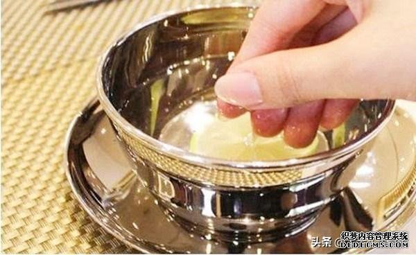 在西餐厅吃饭,服务员端上柠檬水,要是你喝掉,是会被“嫌弃”的