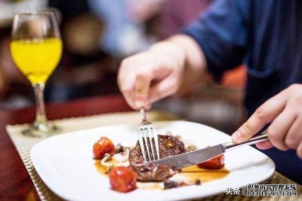 在西餐厅吃饭,服务员端上柠檬水,要是你喝掉,是会被“嫌弃”的