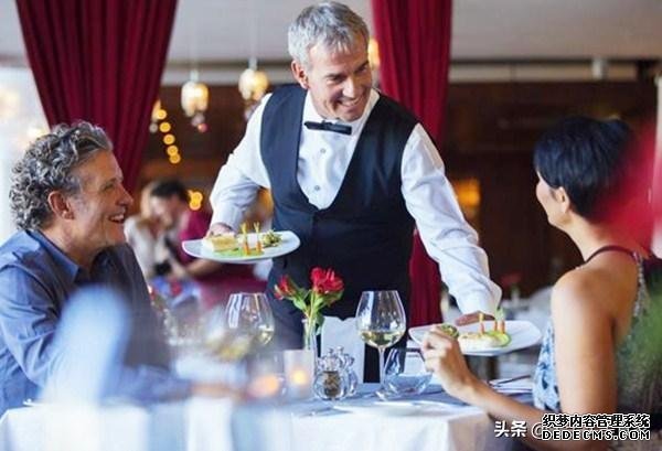 在西餐厅吃饭,服务员端上柠檬水,要是你喝掉,是会被“嫌弃”的