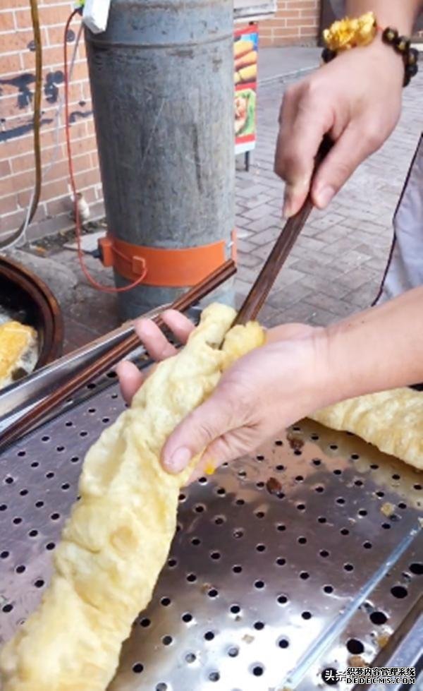 大爷街边卖“奇特”油条,5元1根,都骂他黑心,尝一口排队抢着买