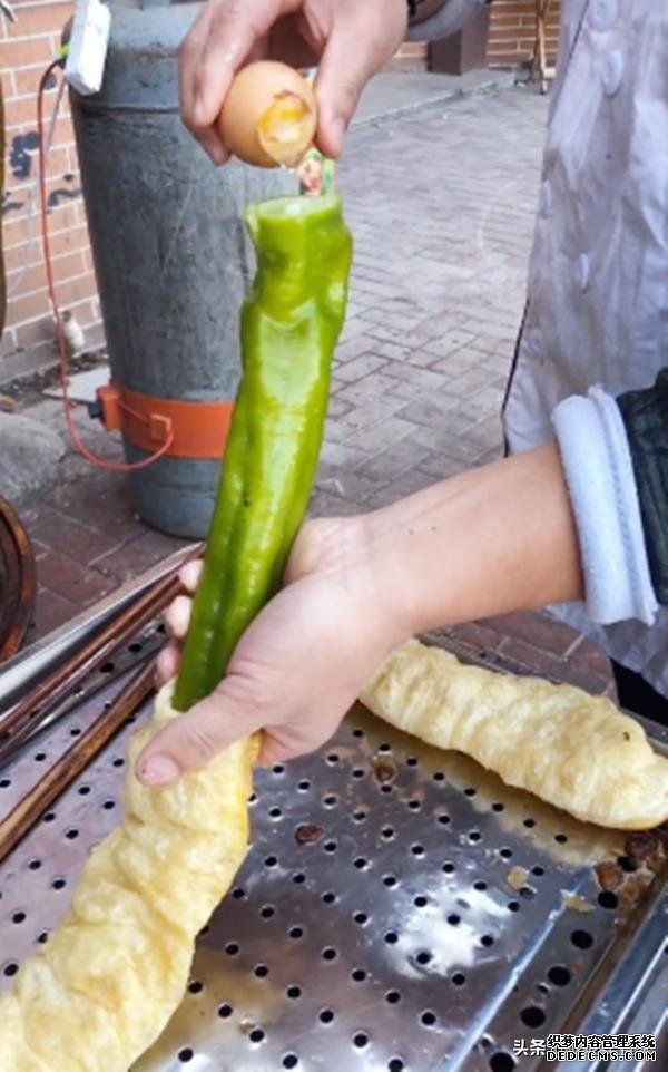大爷街边卖“奇特”油条,5元1根,都骂他黑心,尝一口排队抢着买