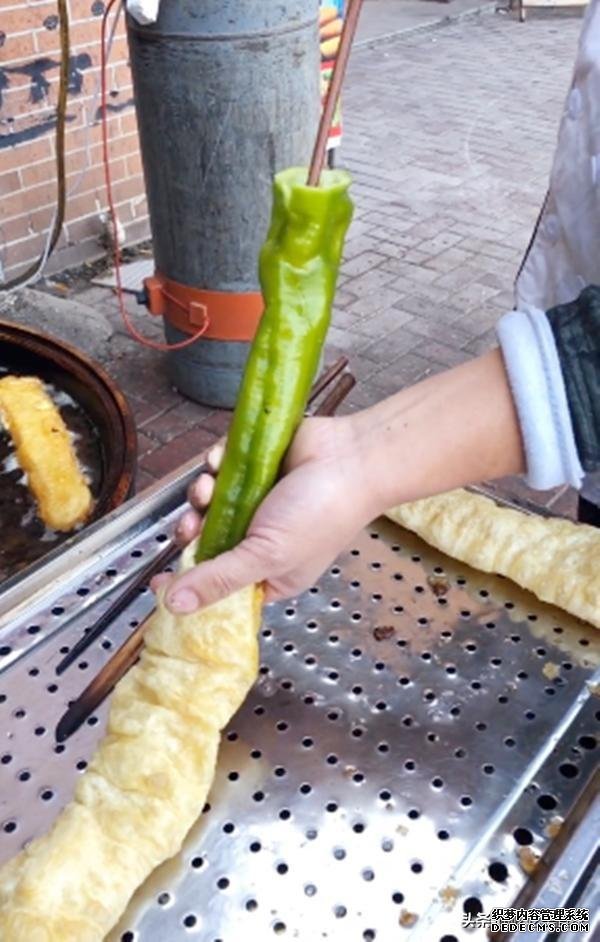 大爷街边卖“奇特”油条,5元1根,都骂他黑心,尝一口排队抢着买