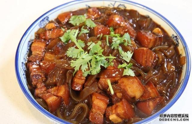 这道东北菜,堪称炖菜中的经典,天冷了吃一锅,浑身舒坦