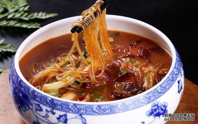 这道东北菜,堪称炖菜中的经典,天冷了吃一锅,浑身舒坦