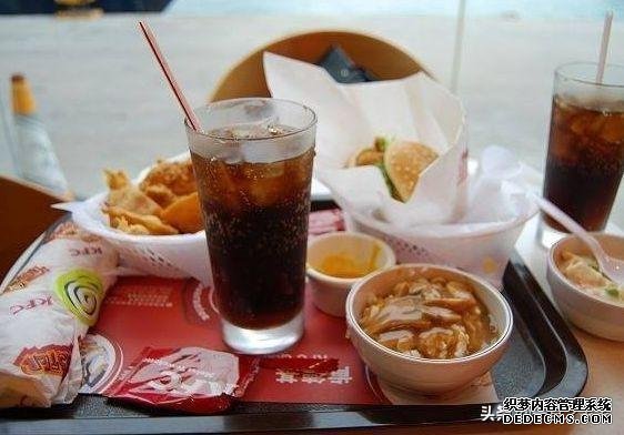 肯德基15元一杯的可乐,和超市3元一瓶的有啥区别?你怎么看?