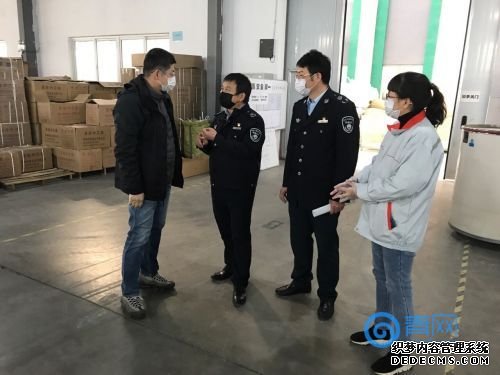 2青岛市生态环境局城阳分局工作人员赶到企业现场办公。