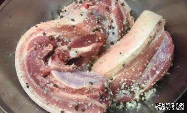 腌制腊肉除了放盐,还要多加“2种调料”,这样做出的腊肉更入味