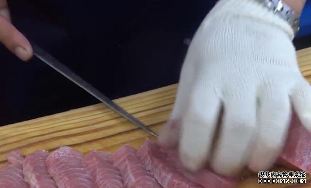 2万块的鱼头是什么味道?日本大厨切开直接生吃,是吃货自然懂