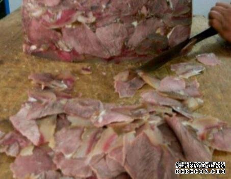 40岁男子把牛肉做成菜墩卖68元一斤,路人见了抢着买,你吃过吗?
