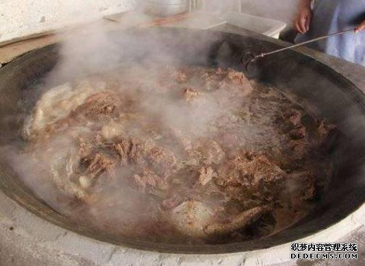 40岁男子把牛肉做成菜墩卖68元一斤,路人见了抢着买,你吃过吗?