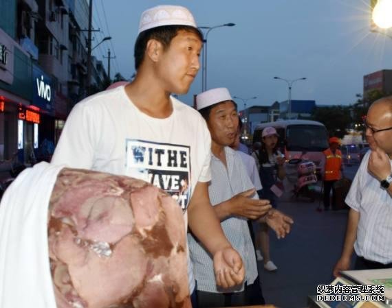 40岁男子把牛肉做成菜墩卖68元一斤,路人见了抢着买,你吃过吗?