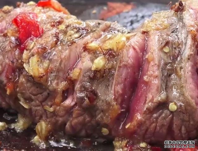 越南名菜“蚂蚁牛肉”,把牛肉放到树上吸引蚂蚁,成品看着挺不错