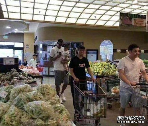 32岁身价过亿的易建联生活有多低调?穿拖鞋逛夜市,带娃去买菜