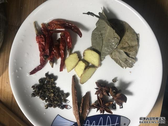 黄豆焖猪脚这样做，猪脚不腥还软绵，香糯又美味，一锅都不够吃