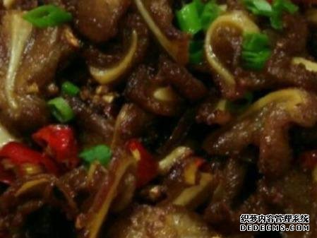 鸡蛋肉末炒豆腐、腊味焖饭、辣炒脆骨这几道家常菜的做法