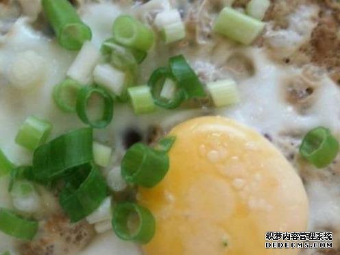 鸡蛋肉末炒豆腐、腊味焖饭、辣炒脆骨这几道家常菜的做法