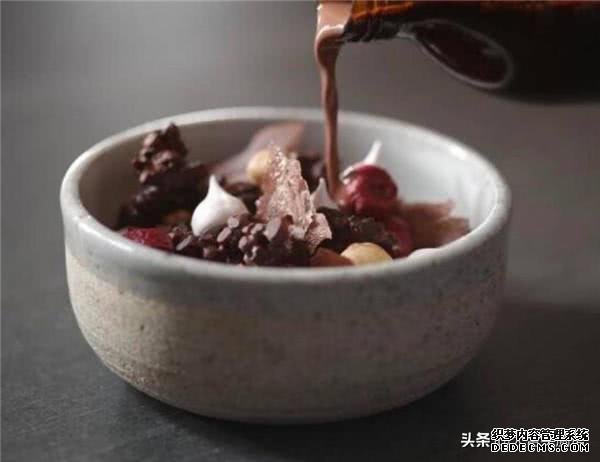 康熙皇帝第一次吃巧克力,看了近一千字的说明书,缓缓说出3个字