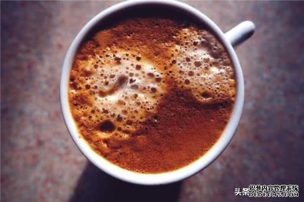 康熙皇帝第一次吃巧克力,看了近一千字的说明书,缓缓说出3个字