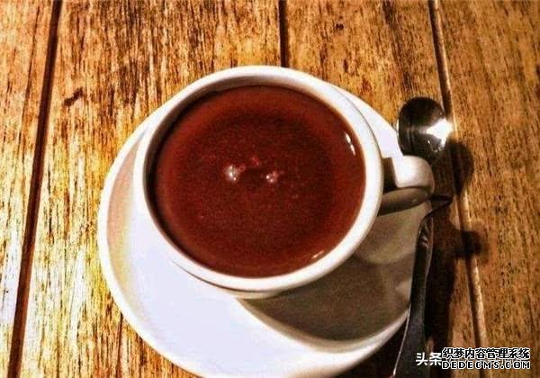 康熙皇帝第一次吃巧克力,看了近一千字的说明书,缓缓说出3个字