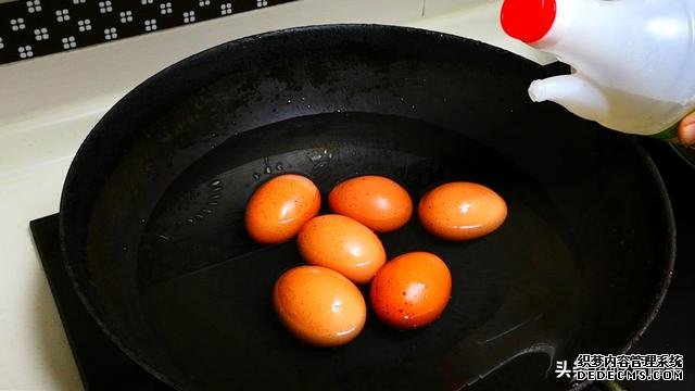 煮鸡蛋，不要只用清水煮，水里加几滴它，鸡蛋又香又嫩，好剥皮