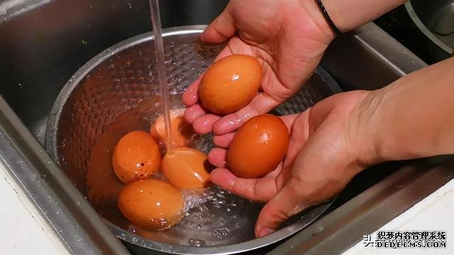 煮鸡蛋，不要只用清水煮，水里加几滴它，鸡蛋又香又嫩，好剥皮