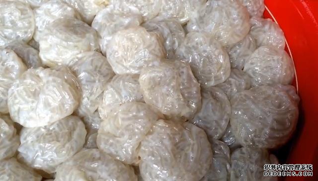 大妈卖“自创”小吃,一份15块钱,每天卖500份,食客:百吃不厌