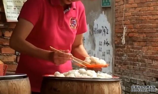 大妈卖“自创”小吃,一份15块钱,每天卖500份,食客:百吃不厌